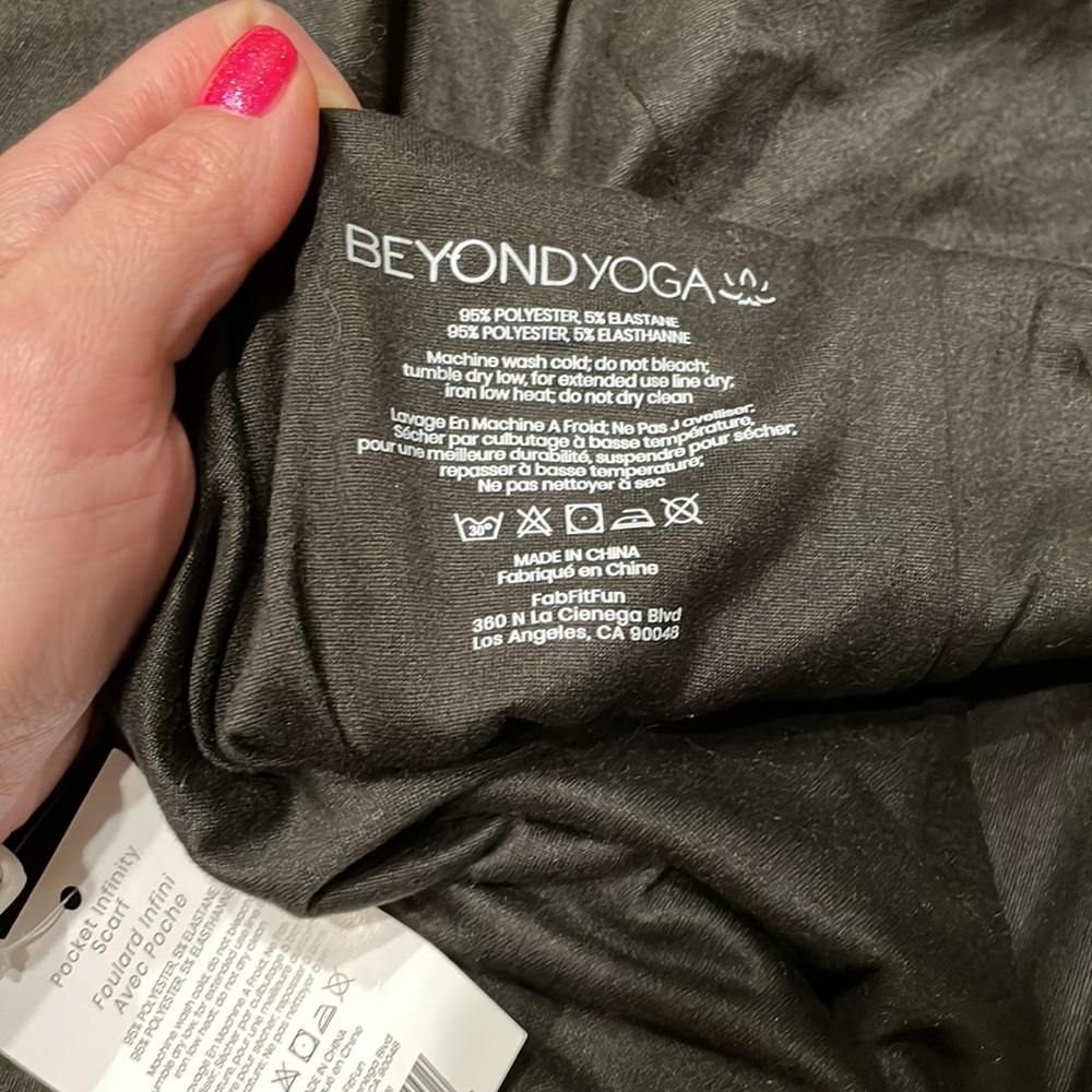 Beyond Yoga Infinity Scarf with pocket NWT $50 - Picture 4 of 11